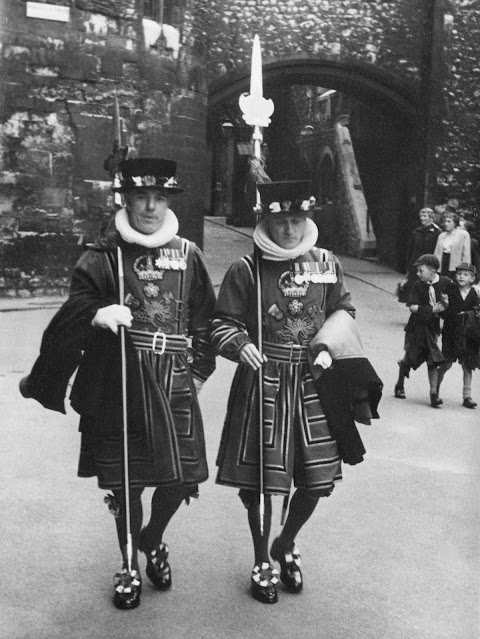 55 Fascinating Black and White Photographs Capture Street Scenes of London in the Summer of 1954 ‎_Ha