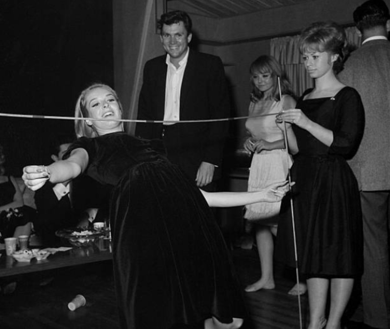 Pictures of Young Women Doing the Limbo Dance at a Los Angeles Night Club, California in 1964 _ nan