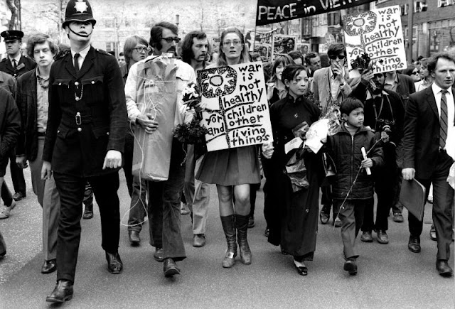 25 Amazing Black and White Photographs of London in the Swinging Sixties Era_Ha
