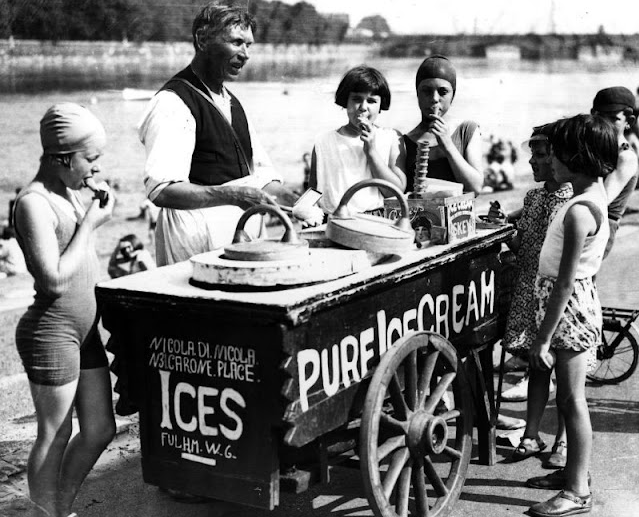 Hokey-Pokey Everywhere – 20 Interesting Vintage Photos Show Mobile Ice Cream Vendors Over the Years_teo