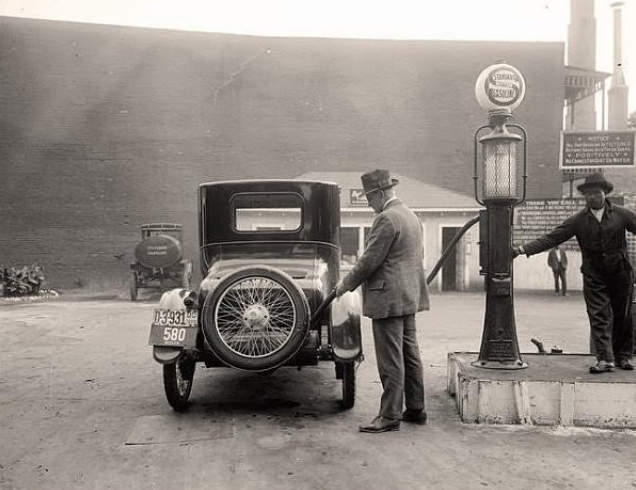 When Autos Were Young: 12 Old Photographs of US Gas Stations in the 1920s_teo
