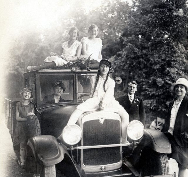 Found Snaps of ‘Ladies and Cars’ That Defined Women’s Fashion in the 1930s_teo
